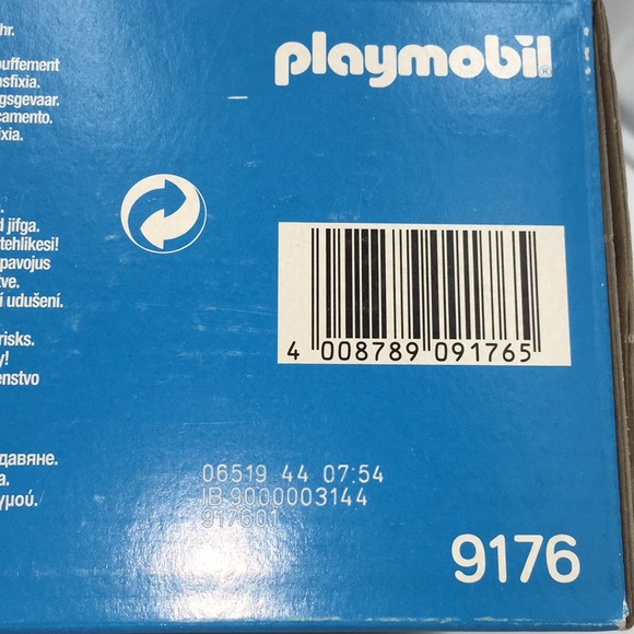 Playmobil NHL Hockey Locker Room Play Box 9176 - Picture 8 of 12